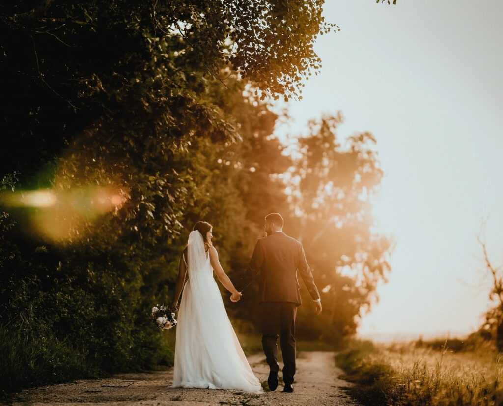 imagen pareja en el atardecer servicio vídeo de bodas